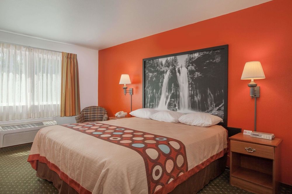 Super 8 by Wyndham Cloverdale Wine Country 3