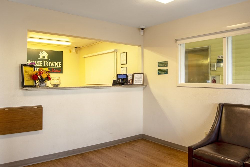 HomeTowne Studios by Red Roof Salem, OR 2