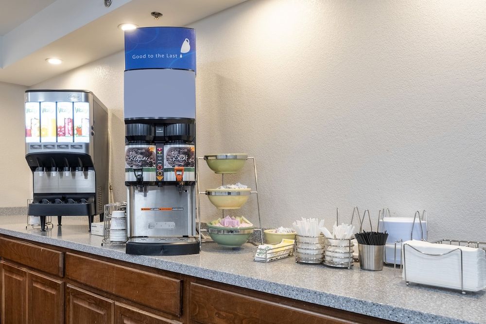 HomeTown Inn by Red Roof East Syracuse 2