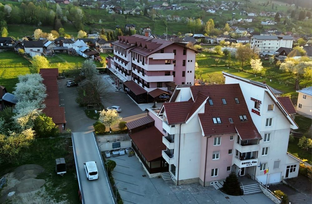 Hotel Eden Garden Spa 4 étoiles à Câmpulung Moldovenesc