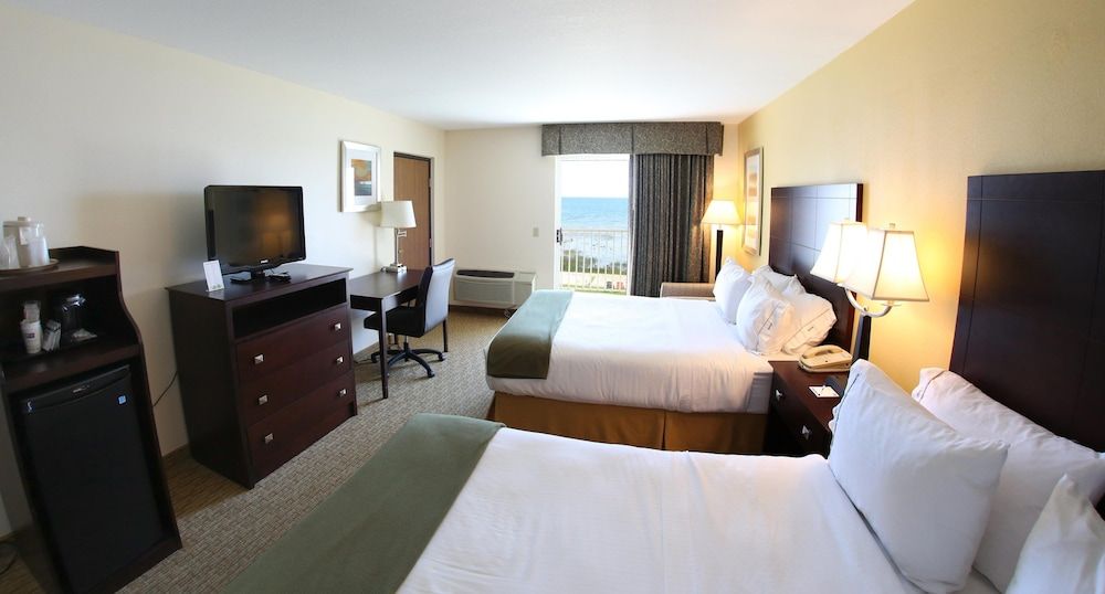 Holiday Inn Express St. Ignace-Lake Front 2