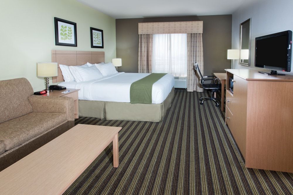 Holiday Inn Express Hotel & Suites Alvarado by IHG 2