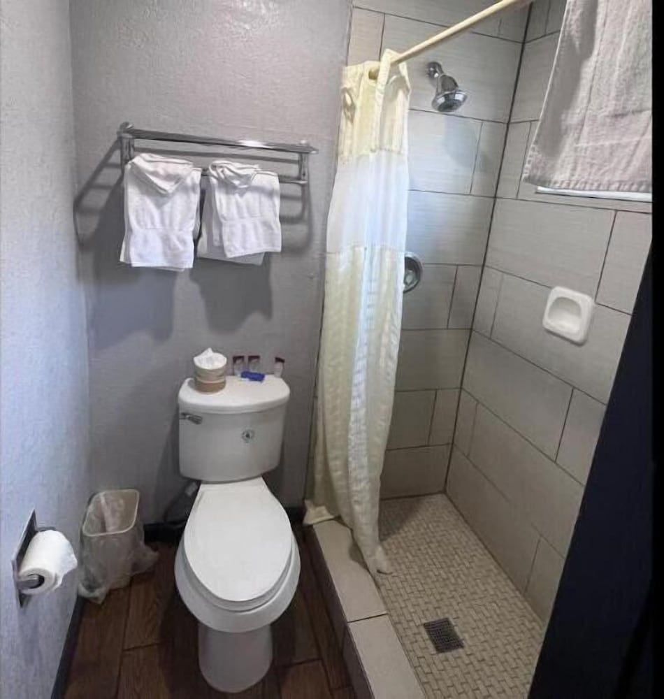 Anchorage Inn Lakeport 2