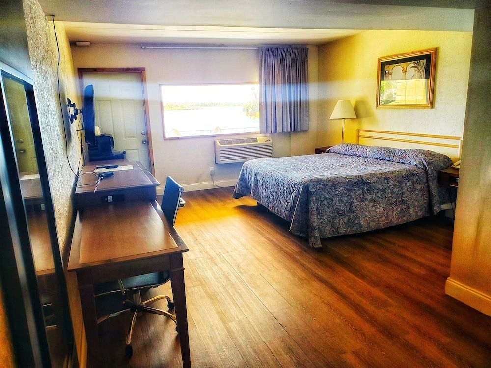 The Port Hotel & Marina 3