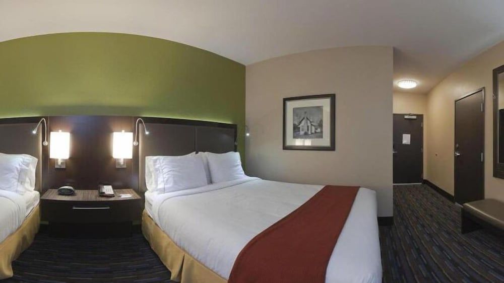 Holiday Inn Express Hotel & Suites Fulton by IHG 3