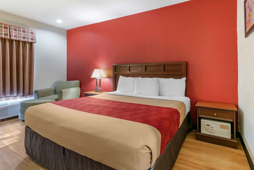 Econo Lodge Eutaw I-20 3