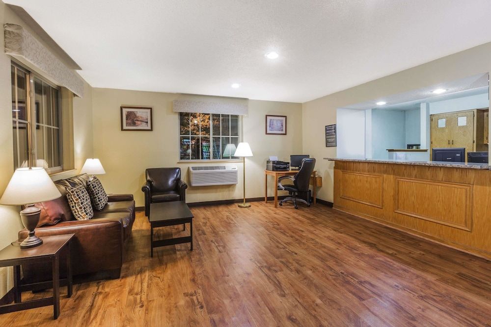 Super 8 by Wyndham East Stroudsburg/Poconos 2