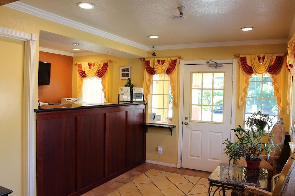 Upper Lake Inn and Suites 2