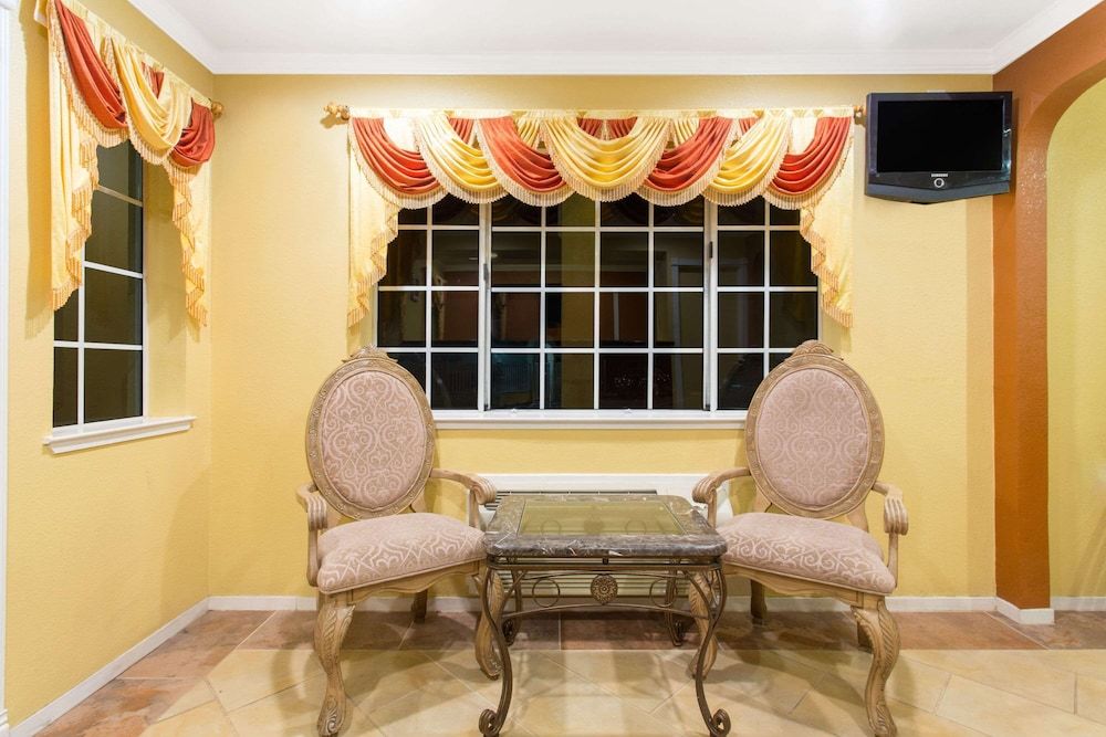 Upper Lake Inn and Suites 3