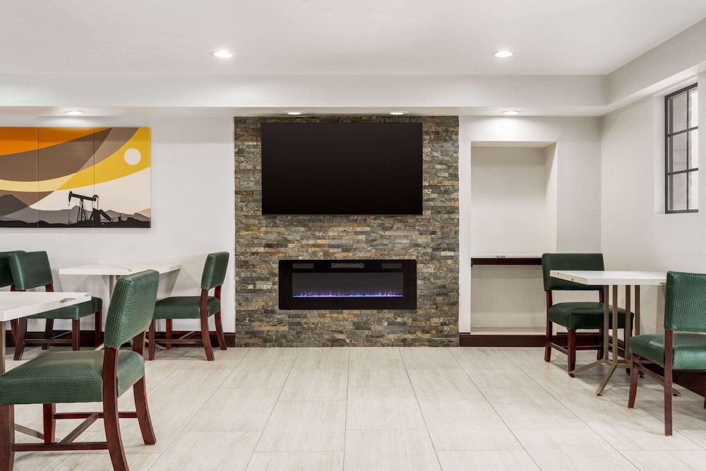 La Quinta Inn by Wyndham Victoria 3