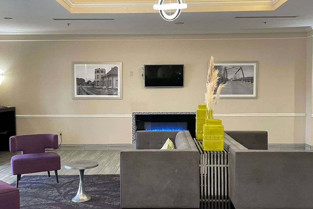 La Quinta Inn & Suites by Wyndham Waxahachie 2