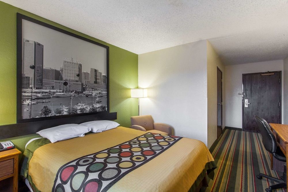 Super 8 by Wyndham College Park Wash DC Area 3