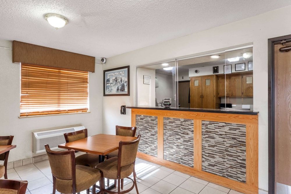 Super 8 by Wyndham College Park Wash DC Area 2