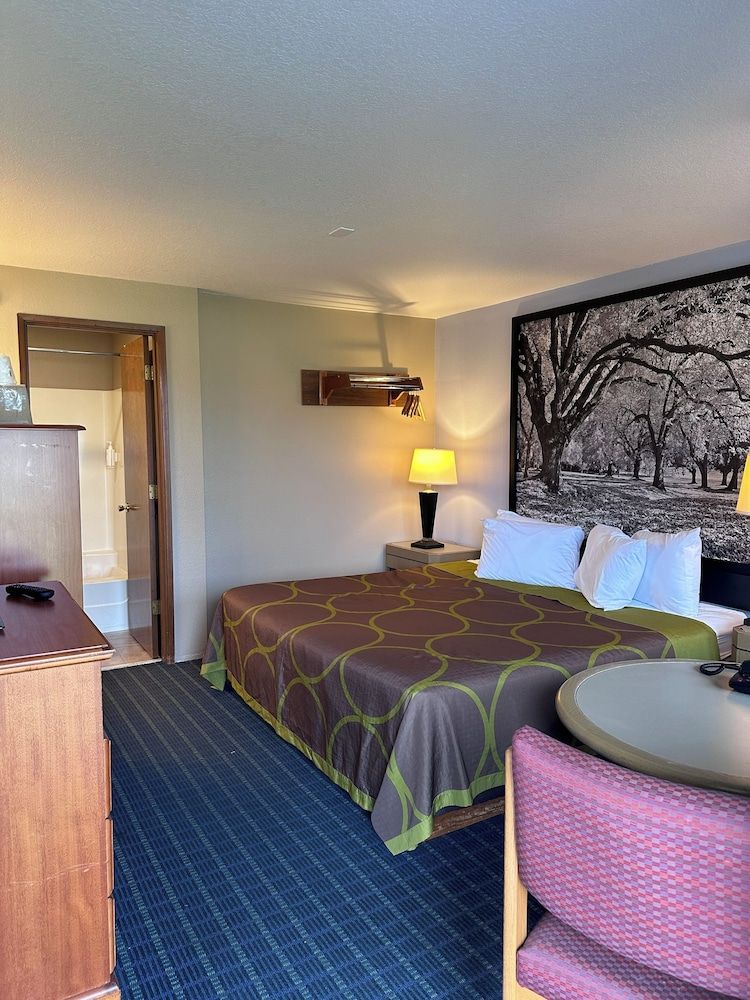 Super 8 by Wyndham Vancouver East 3
