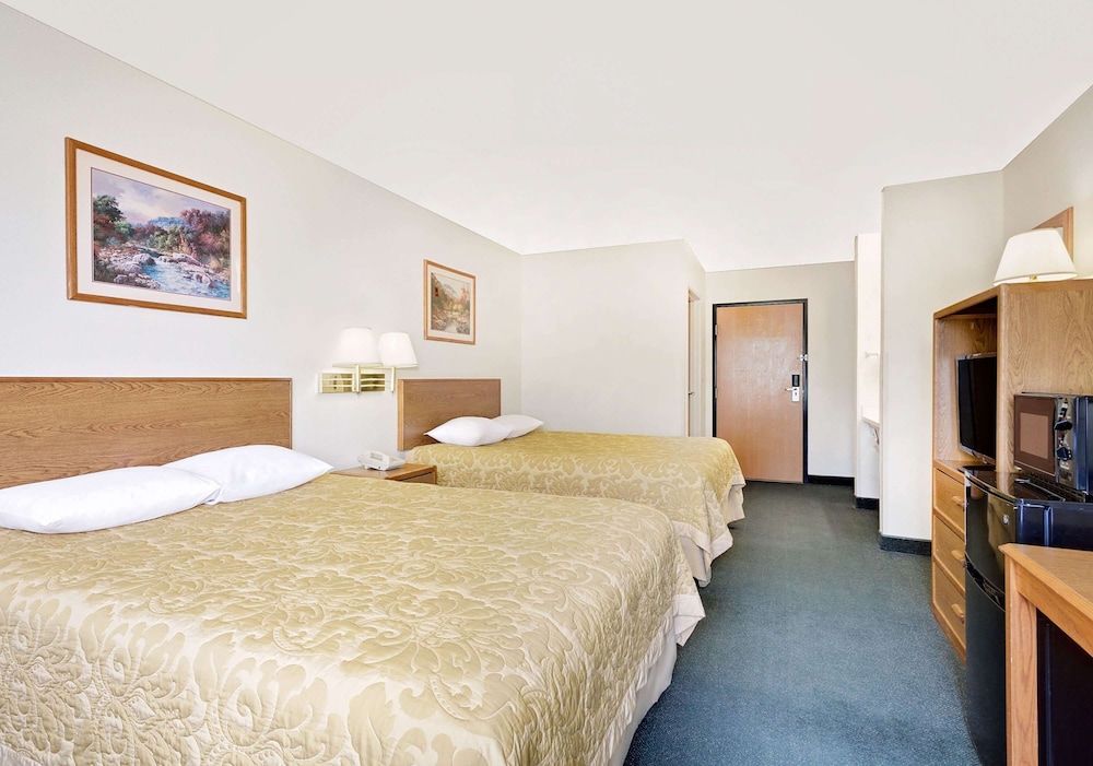 Super 8 by Wyndham Battle Mountain 3