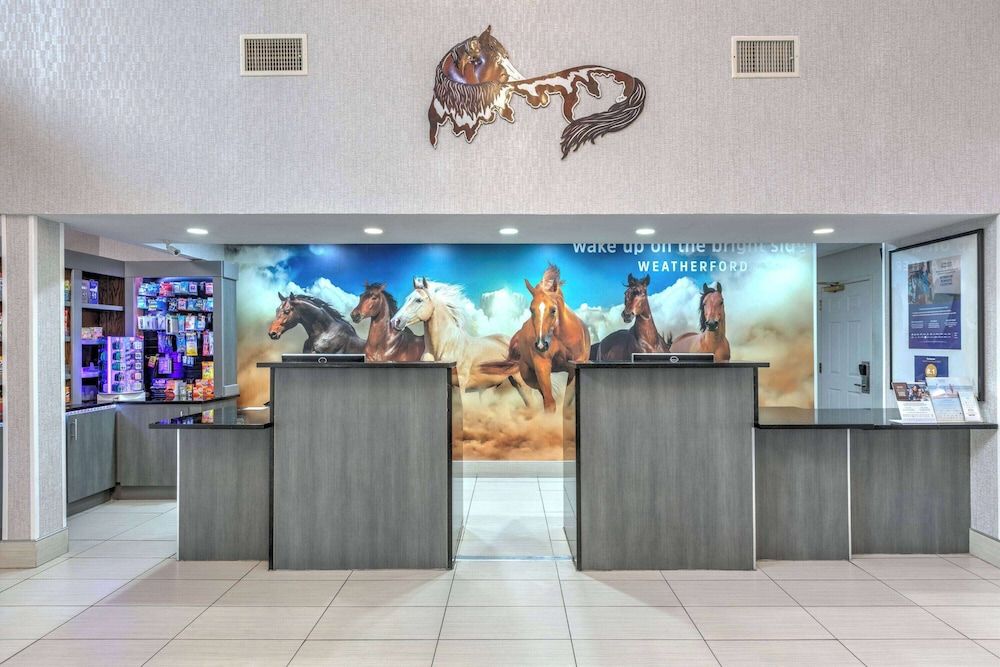 La Quinta Inn & Suites by Wyndham Weatherford 2