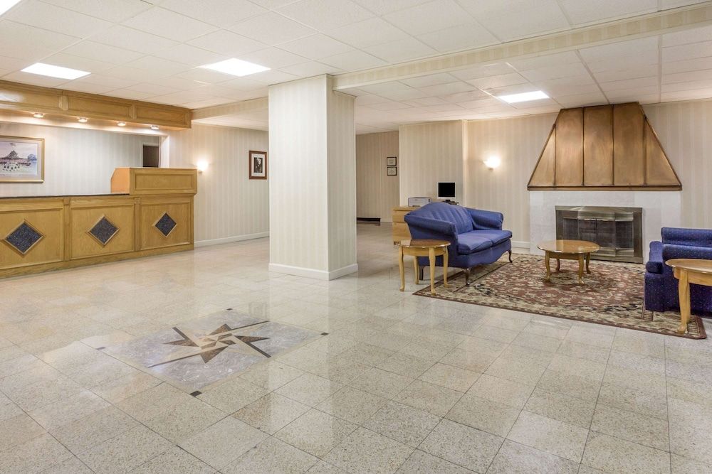 Ramada by Wyndham Triangle/Quantico 2