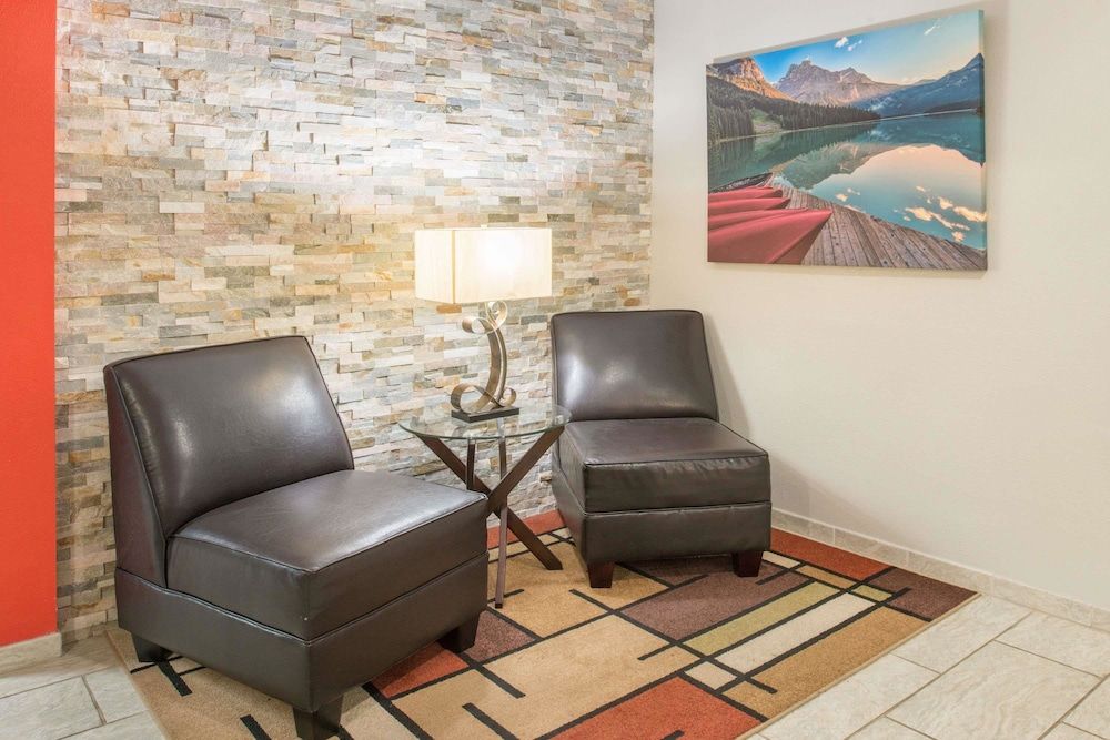 Super 8 by Wyndham Moberly MO 2