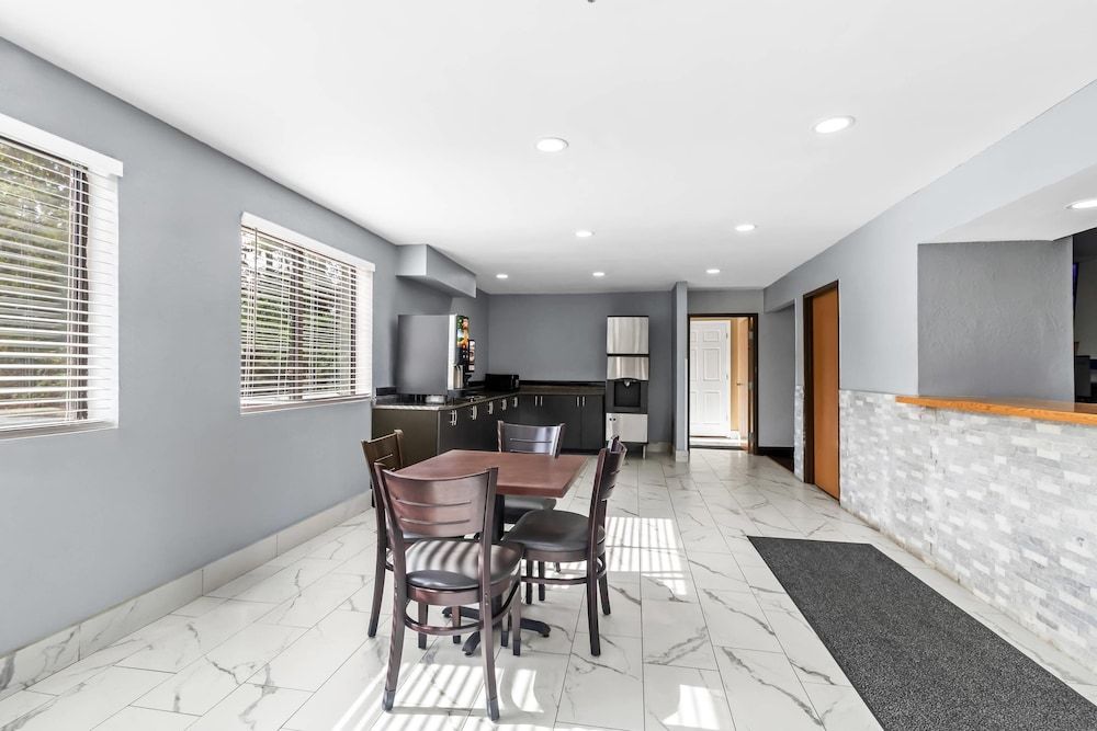 Rodeway Inn Delmont 2