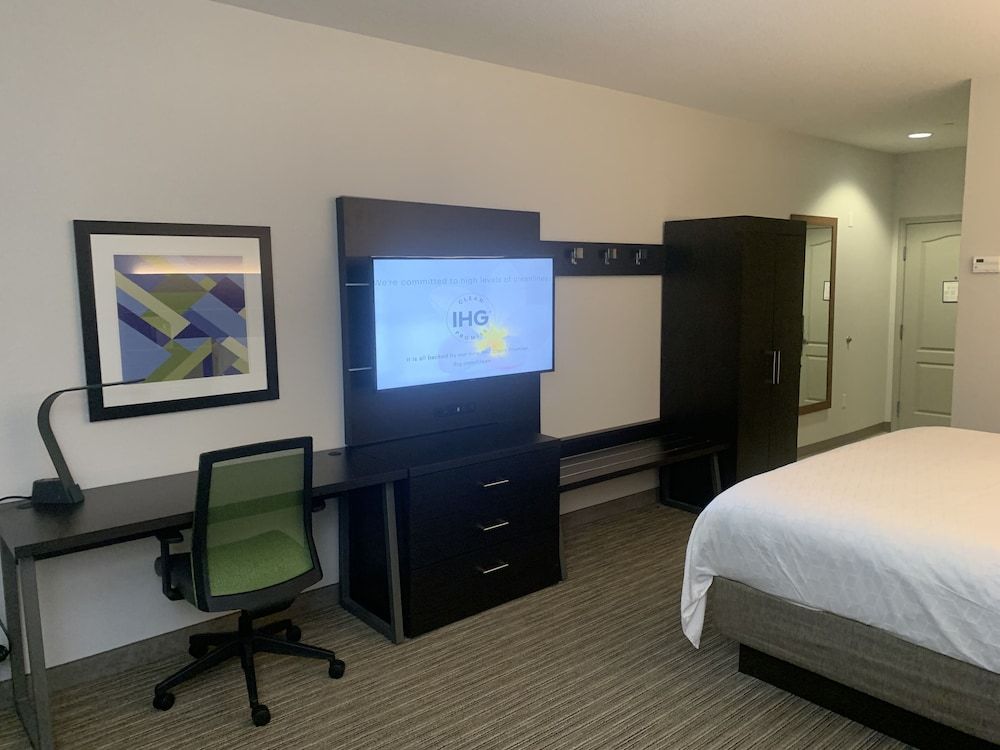 Holiday Inn Express Hotel & Suites Greenville 2