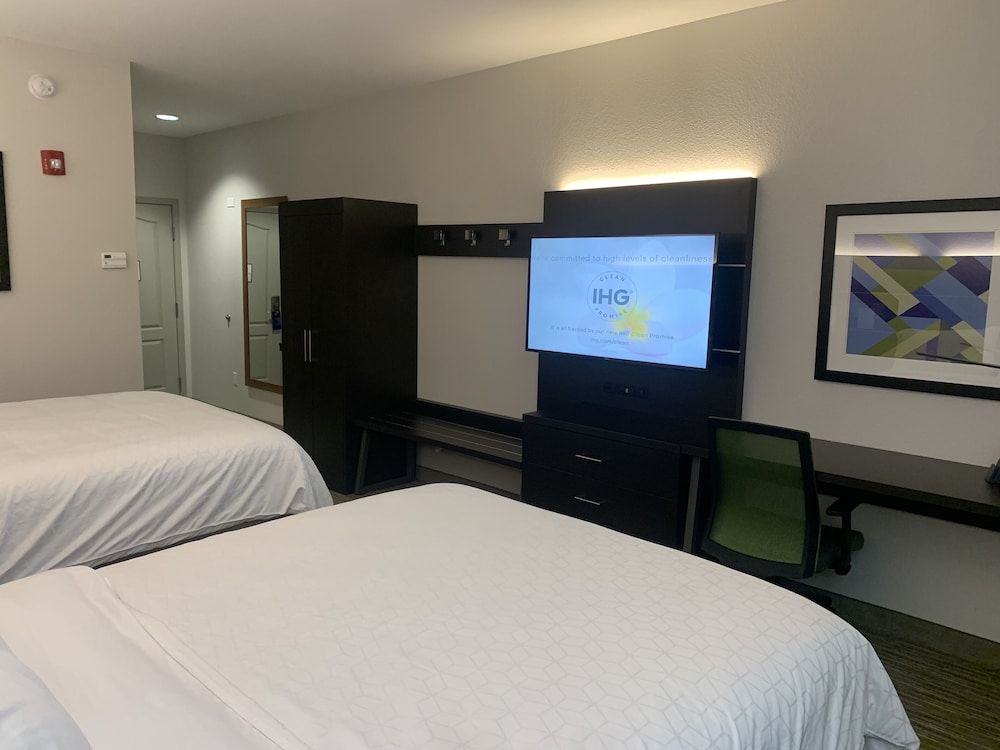 Holiday Inn Express Hotel & Suites Greenville 3