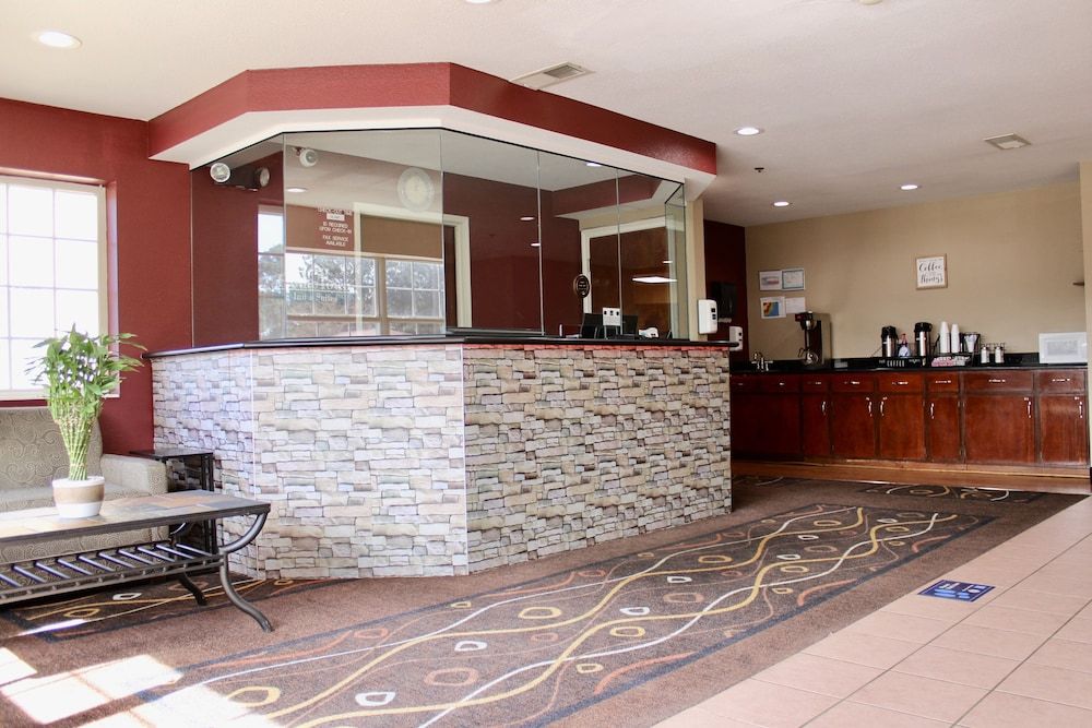 HomeTown Inn & Suites 2