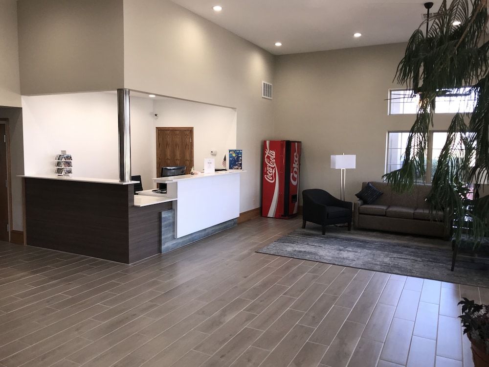 Days Inn by Wyndham Grove 2