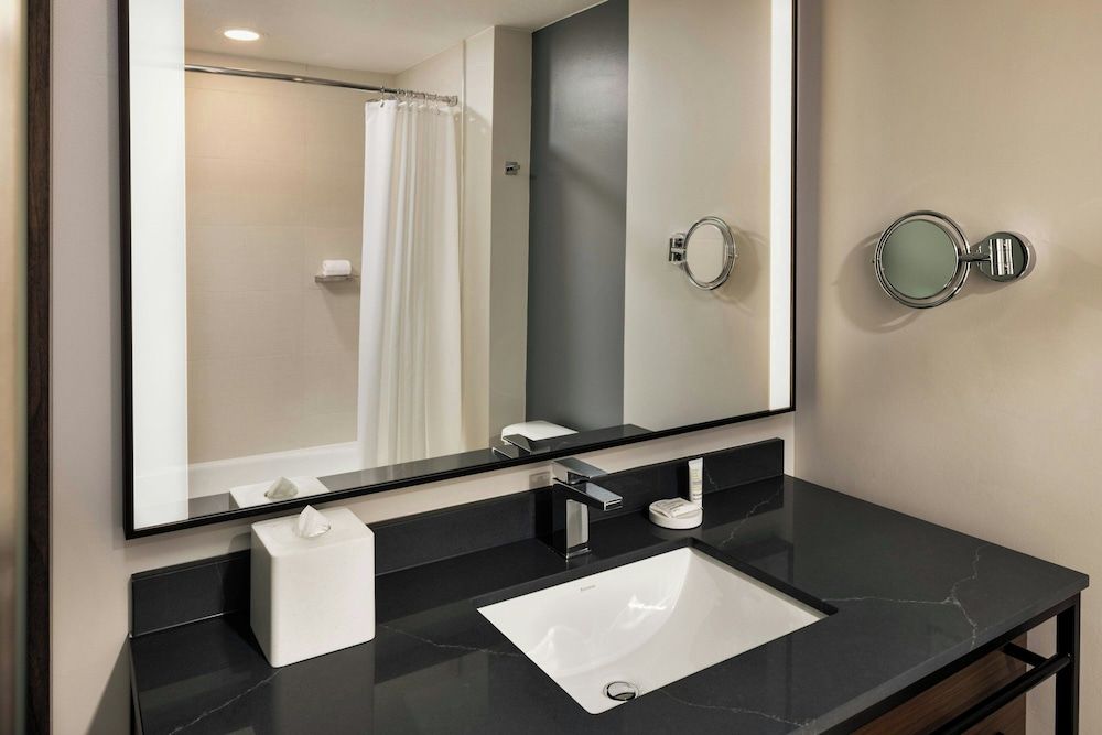 Oshkosh Marriott Waterfront Hotel & Convention Center 2