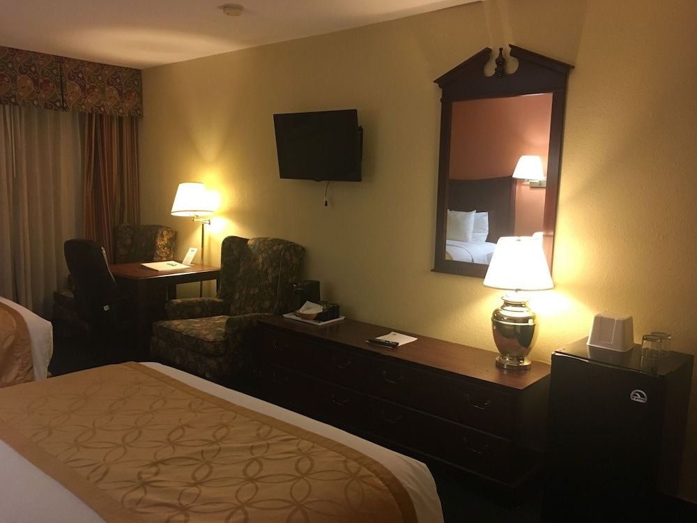 Days Inn & Suites by Wyndham Red Rock-Gallup 3