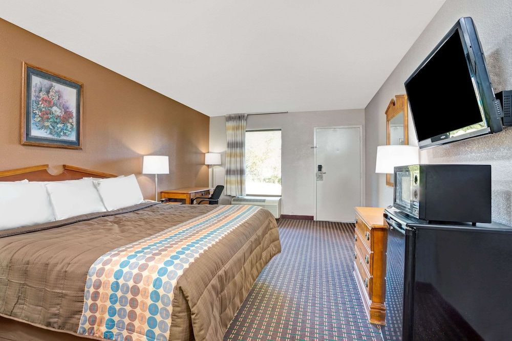 Days Inn by Wyndham Hernando 3