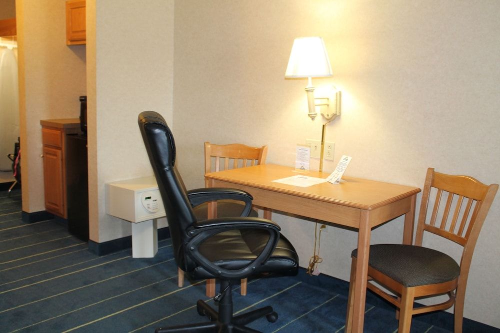 Days Inn & Suites by Wyndham Bridgeport - Clarksburg 3
