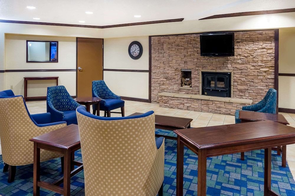 Days Inn & Suites by Wyndham Bridgeport - Clarksburg 2