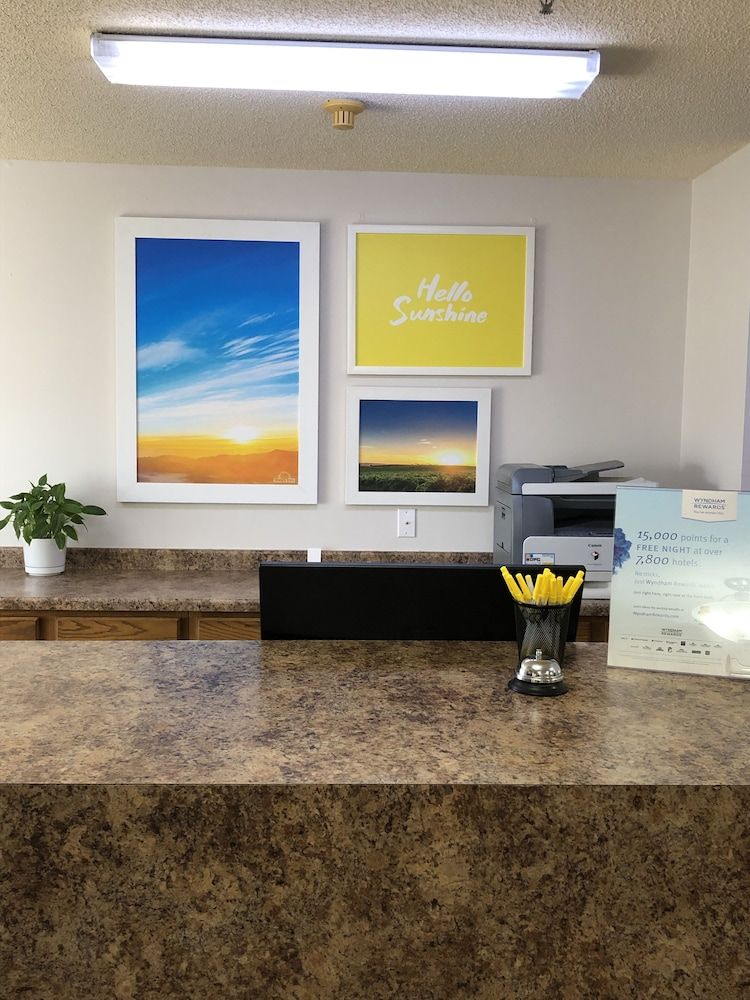 Days Inn by Wyndham Iron Mountain 2