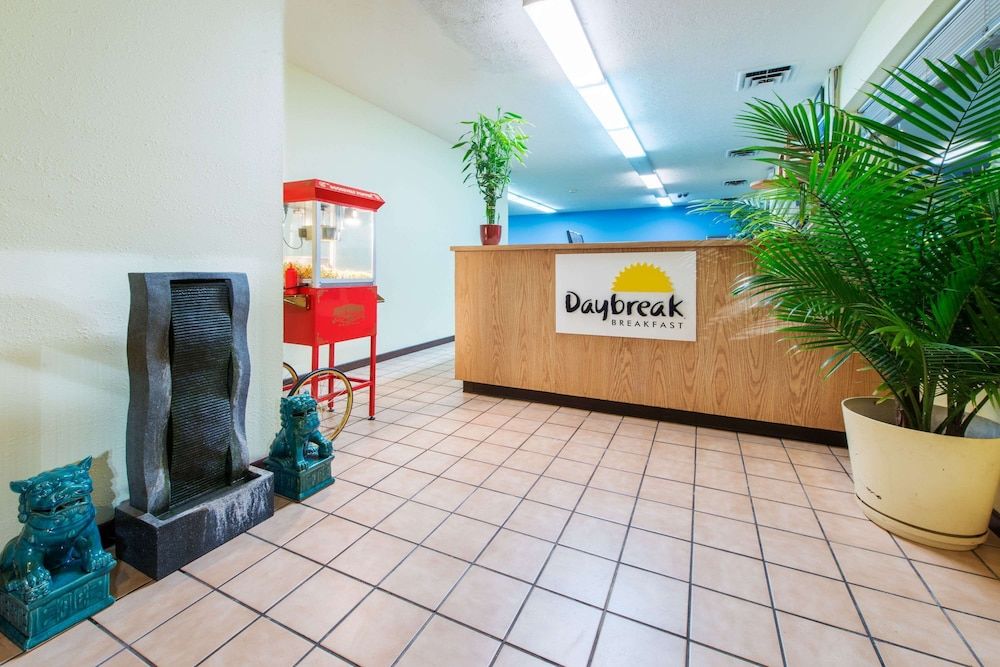 Days Inn by Wyndham Frankfort 2