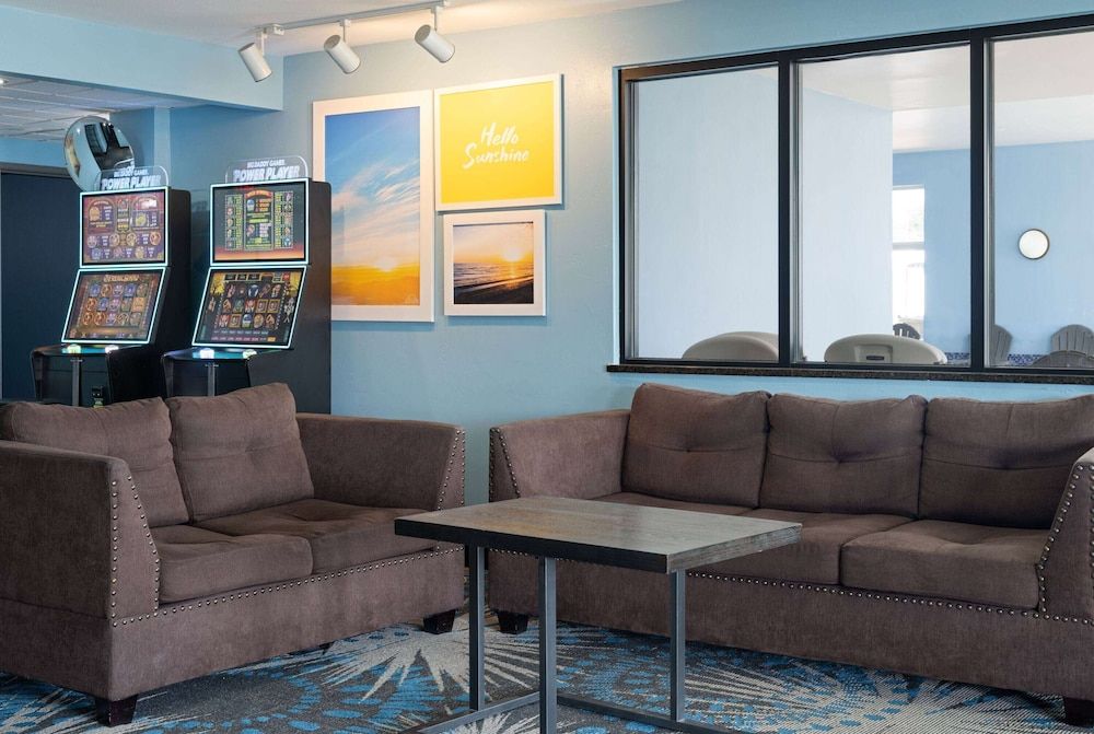 Days Inn by Wyndham Neenah 3