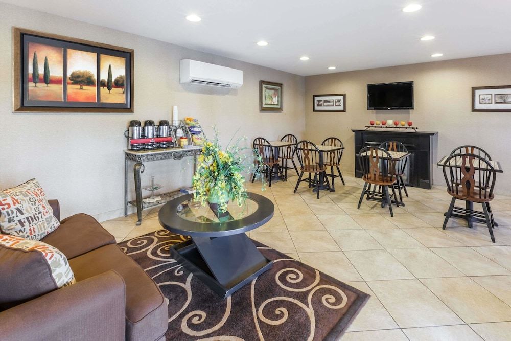 Days Inn by Wyndham Central City 3