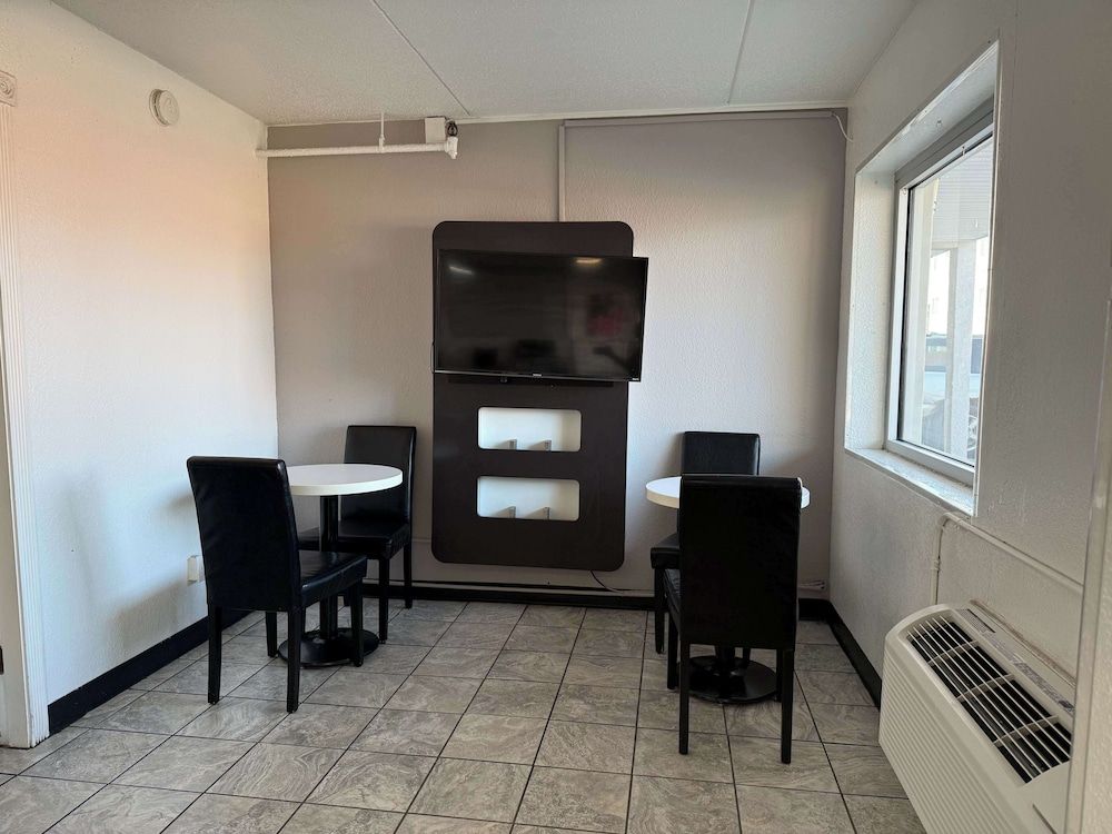 Motel 6 Joliet, IL - I-80 3