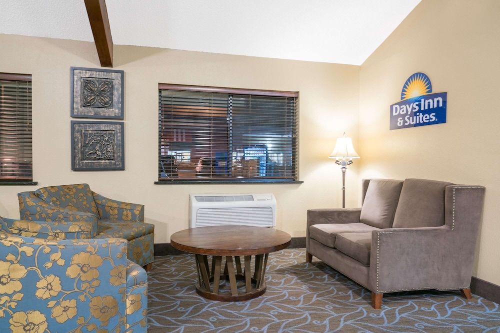 Days Inn & Suites by Wyndham Baxter Brainerd Area 2