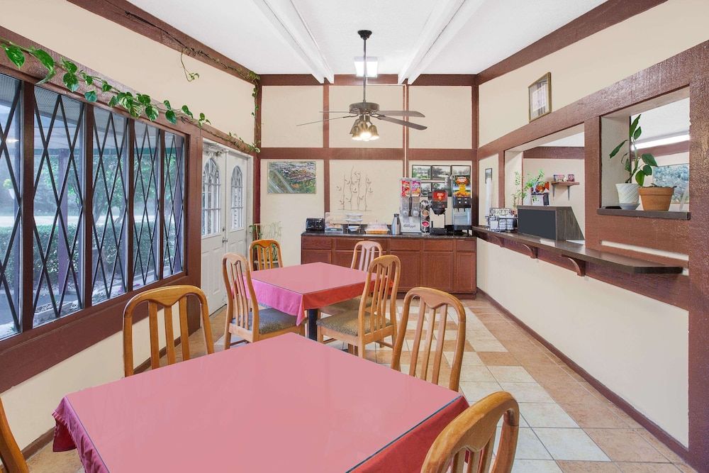 Knights Inn Battle Creek 2