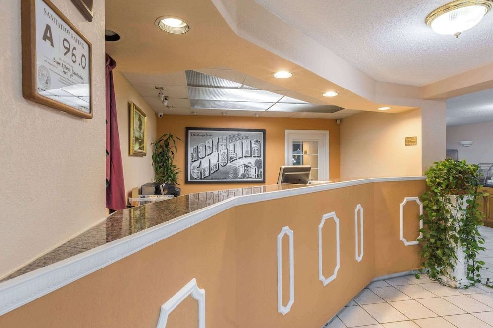 Super 8 by Wyndham Black Mountain 2