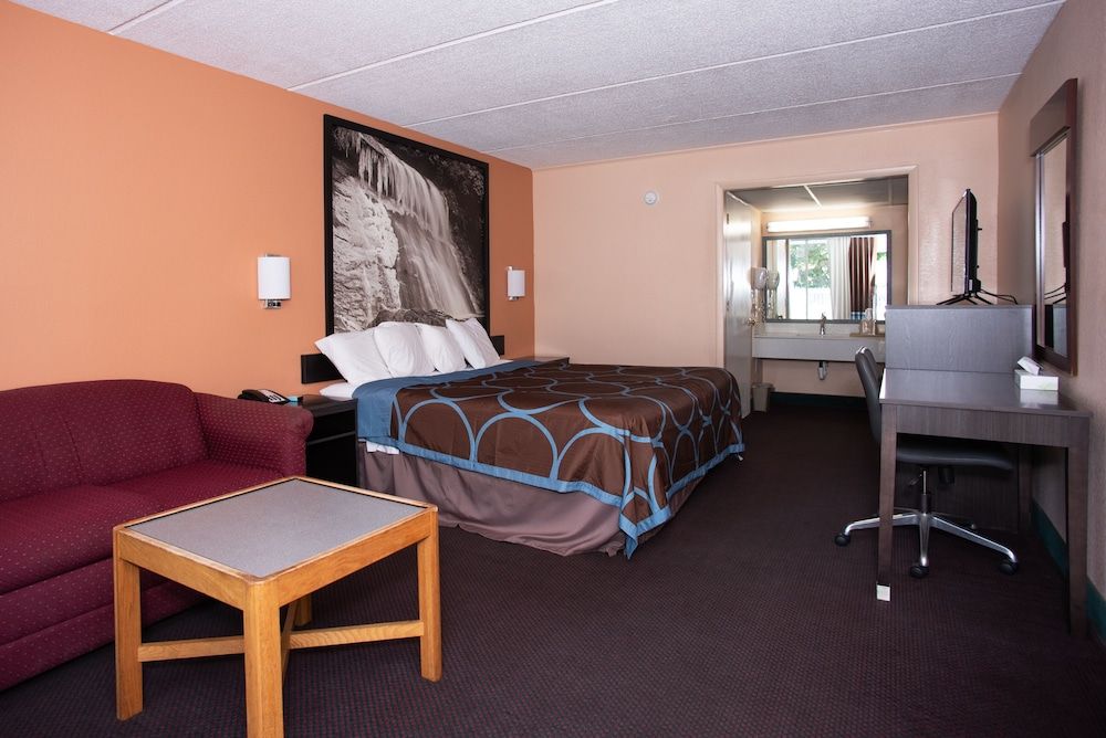 Super 8 by Wyndham Black Mountain 3