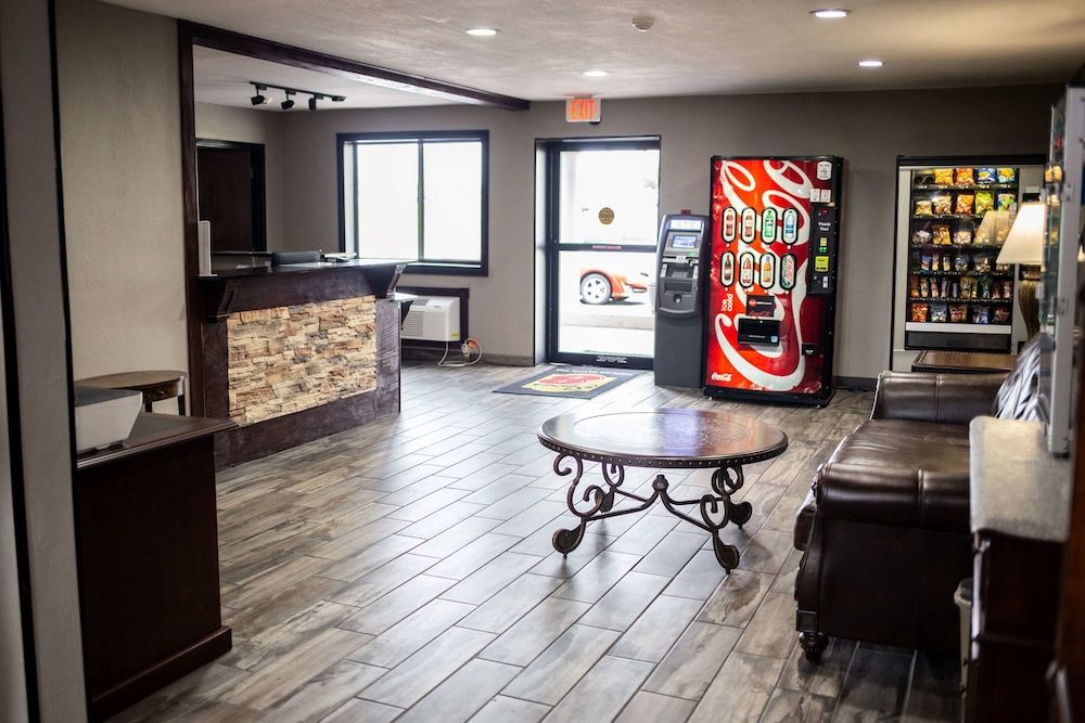 Super 8 by Wyndham Poplar Bluff Missouri 2