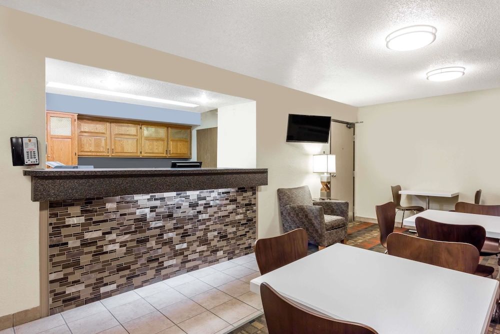 Super 8 by Wyndham Lewisburg 2