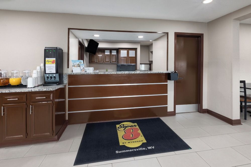 Super 8 by Wyndham Summersville/New River National Park 2