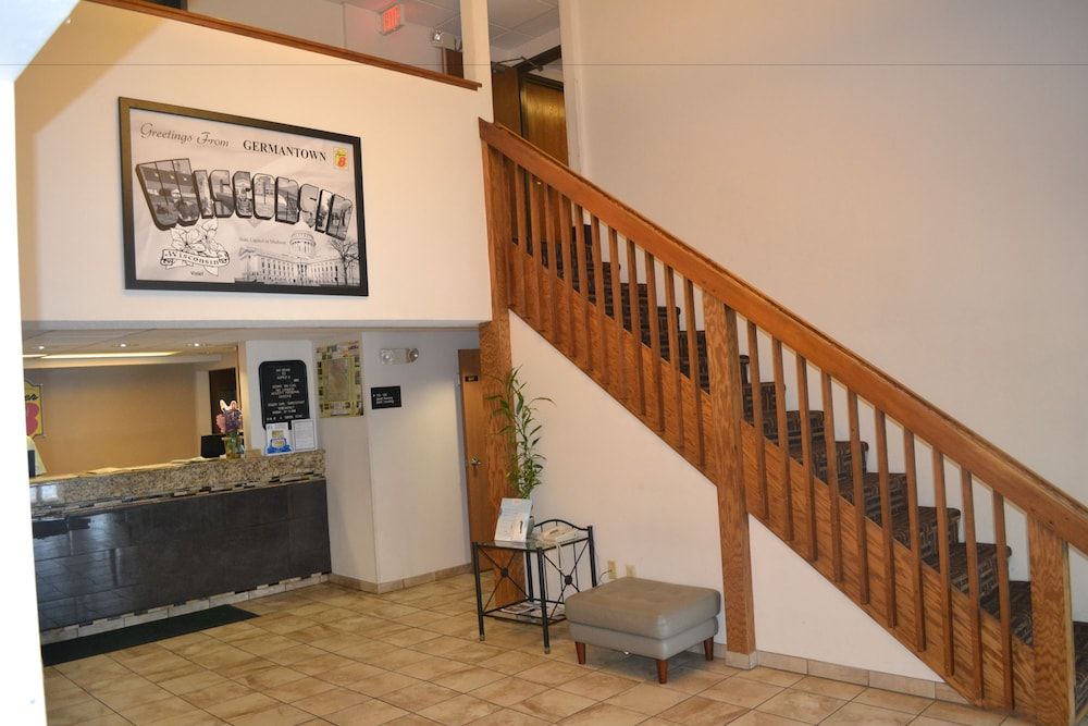 Super 8 by Wyndham Germantown/Milwaukee 3