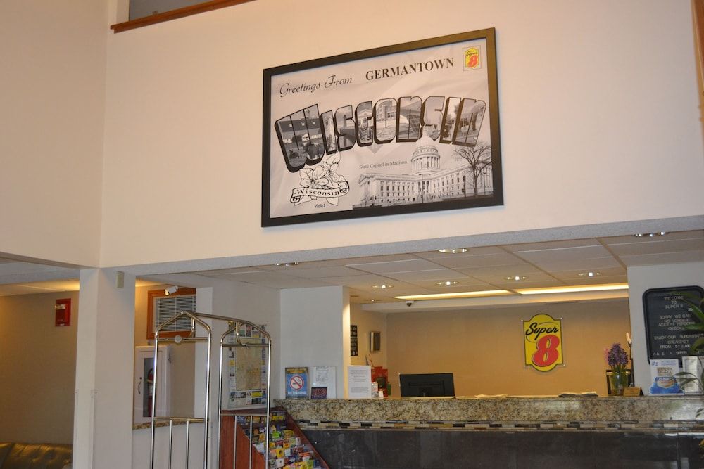 Super 8 by Wyndham Germantown/Milwaukee 2