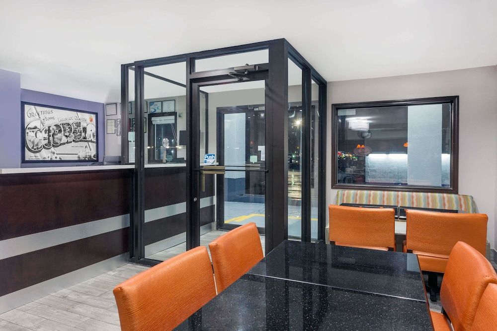 Super 8 by Wyndham Locust Grove 2