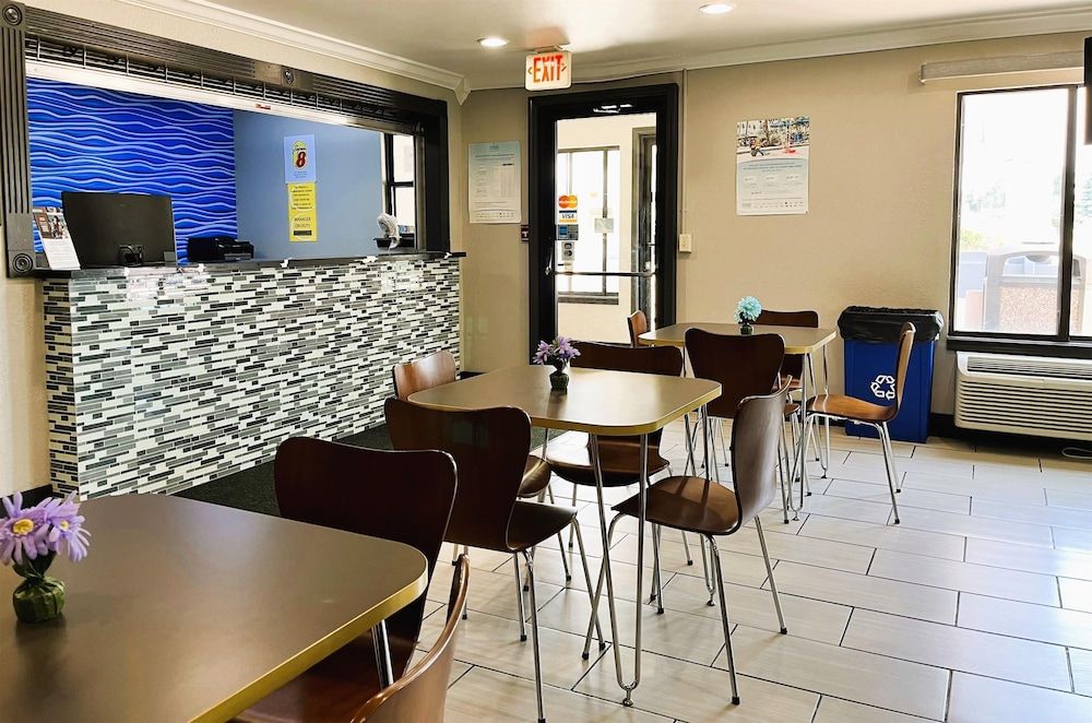 Super 8 by Wyndham Vincennes 2