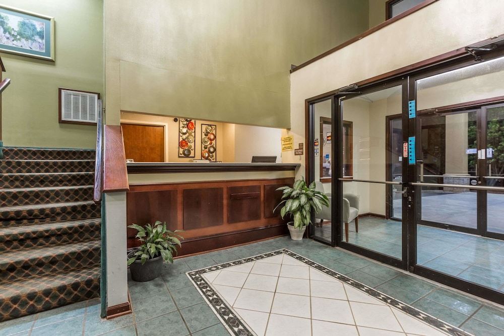 Super 8 by Wyndham Piedmont Greenville Area 2