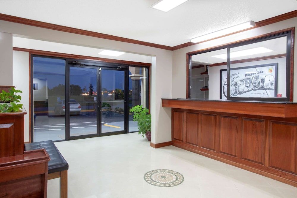 Super 8 by Wyndham Waycross GA 2